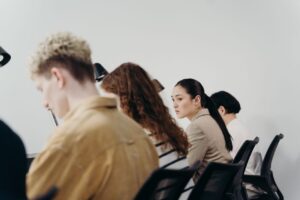 ludzie zdający egzamin teoretyczny na prawo jazdy